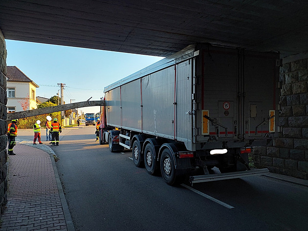 Nákladní souprava se zasekla pod viaduktem a strhla traverzu