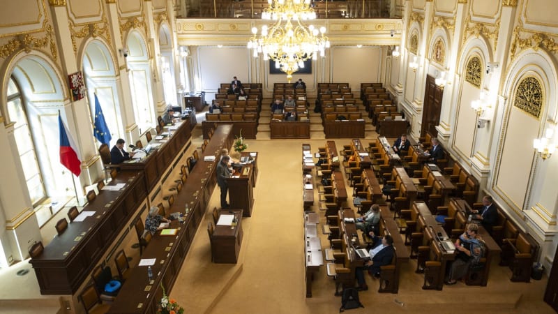 Schodek státu bude příští rok 386 miliard. Po téměř 20 hodinách o tom rozhodli poslanci