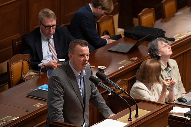 Plníme sliby, lidé to časem pochopí. Vládní poslanci o zrušení poplatků