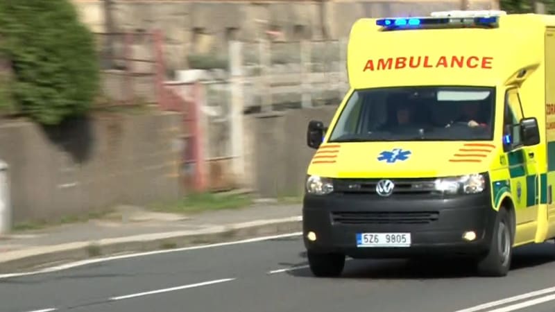 Nehoda autobusu na Chebsku: Havaroval na namrzlé silnici. Zranili se dva lidé