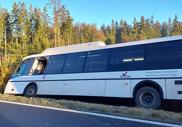 Autobus na Chebsku boural na namrzlé silnici, dva cestující se zranili