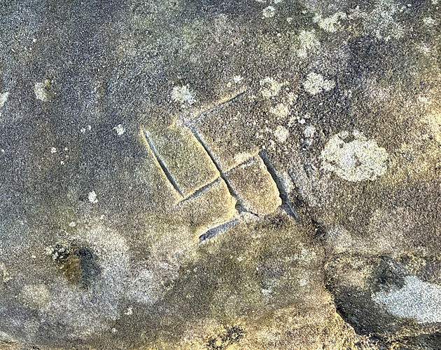 Vandal vyryl hákový kříž do skály v Českém ráji. Brzy může hrozit zákaz vstupu