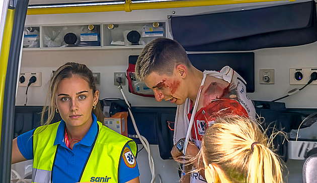 Jeden zlomený obratel? Ne, hned tři! Byl jsem rád, že žiju, reagoval Pogačar